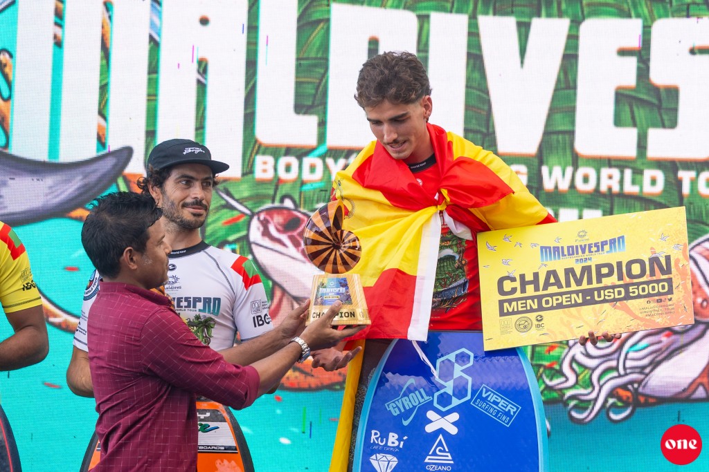 Visit Maldives Pro ninmumuge rasmiyyaathaa eku Champion innah trophy havaalukoffi