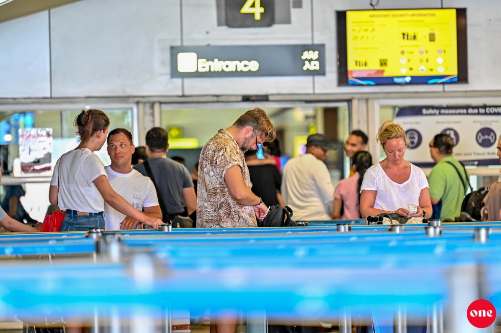 Airport ah baaru boduvumun avahah check-in vaan edhijje