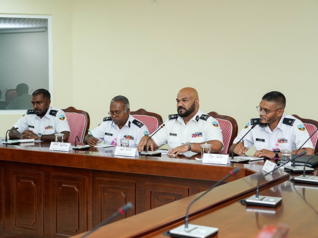 Vagah cigarette ethere kurumugai baiverivi Customes officer aku suspend kuri