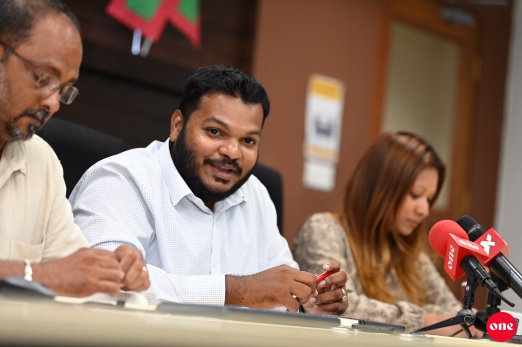 2 dhuvas therey gai platform negeyne, Thilamale bridge mashroou ge speed ah badhaleh naannaane!