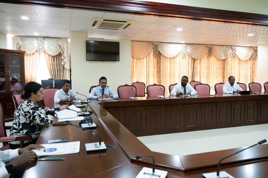 13 aharuge kujjaa maruvi massalaigai Defence Minister aai Foreign Minister committee ah