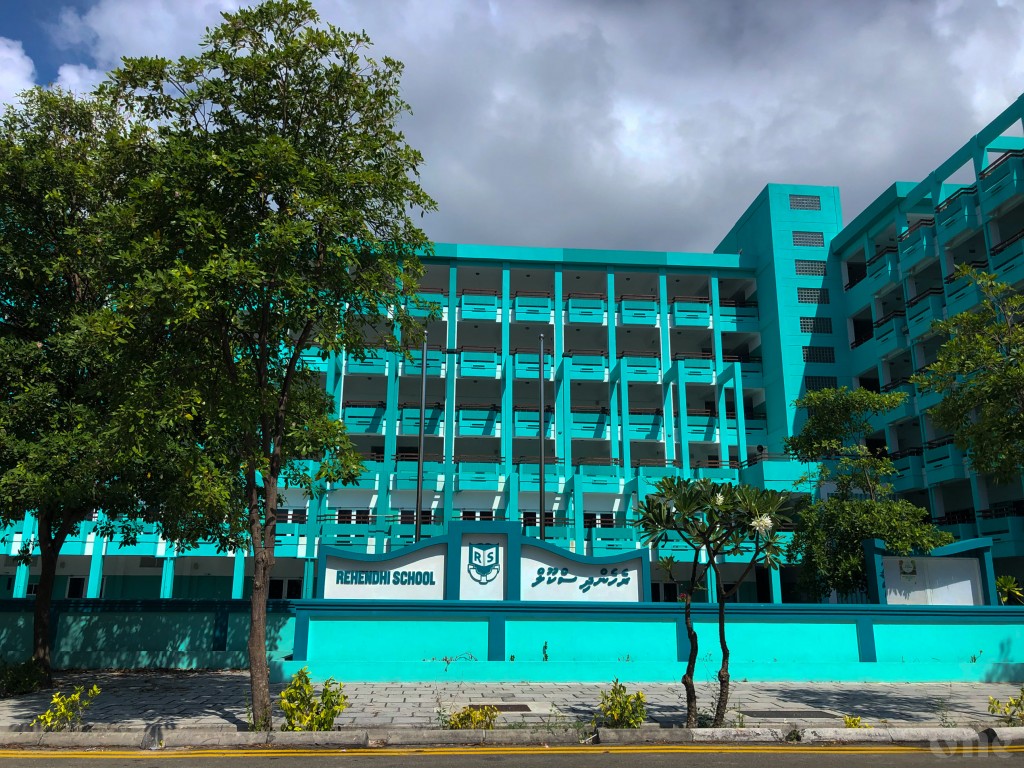 Inzaarakaa gulhigen Rehendhi School gai fuluhun harakaaiy theri vanee
