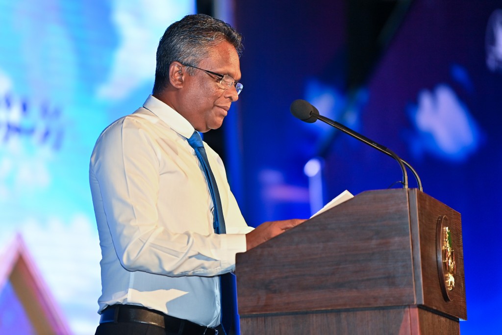 Magoodhoo, Muli adhi Alifushi airport runway gai thaaru elhun 5 mas therey fesheyne: Azim