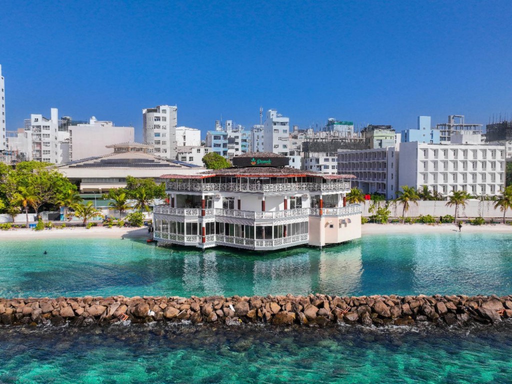 Rasfannu pavilion hingan lemongrass ah, hukuru dhuvahu hulhuvanee