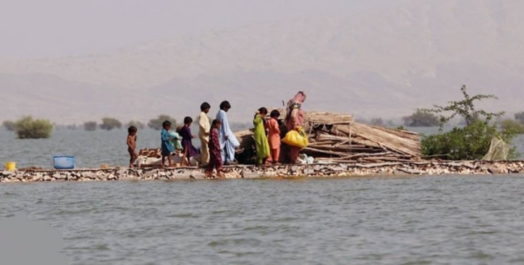 Pakistan floods: Biggest lake subsides amid race to help victims
