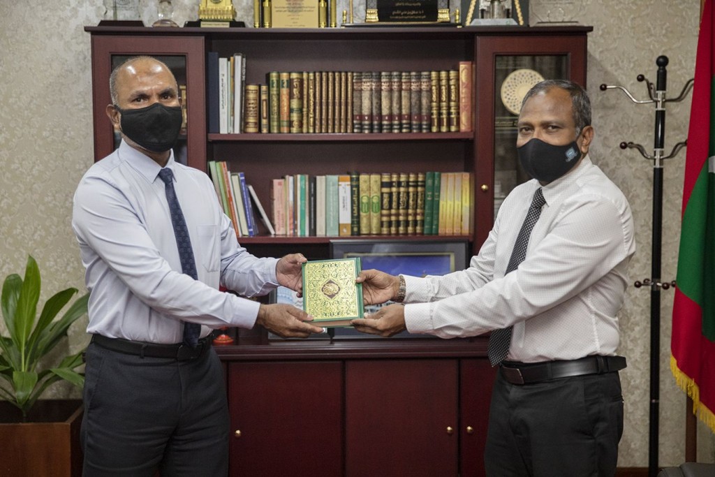 Al Jerry Humanitarian Foundation ge faraathun Islamic Ministry ah 10,000 mus'hafu hadhiyaa kohffi