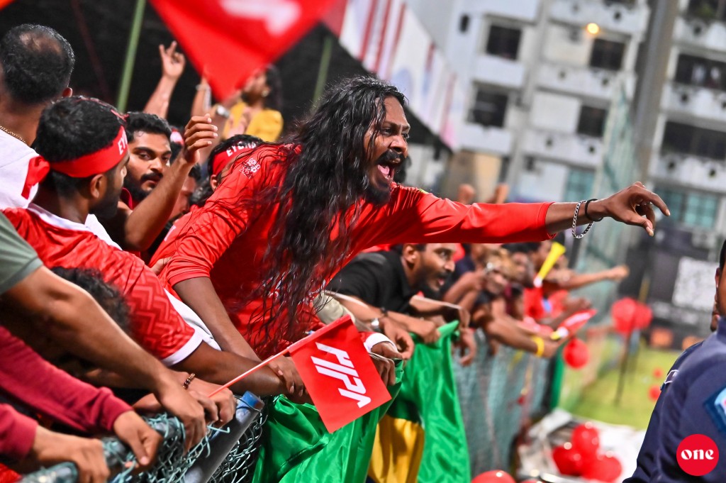 ވަން ފޮޓޯ: ގޯލްޑް ކަޕް ފައިނަލުގައި އައްޑޫ ބަލިކޮށް އޭދަފުށިން ތަށި އުފުލައިލުން