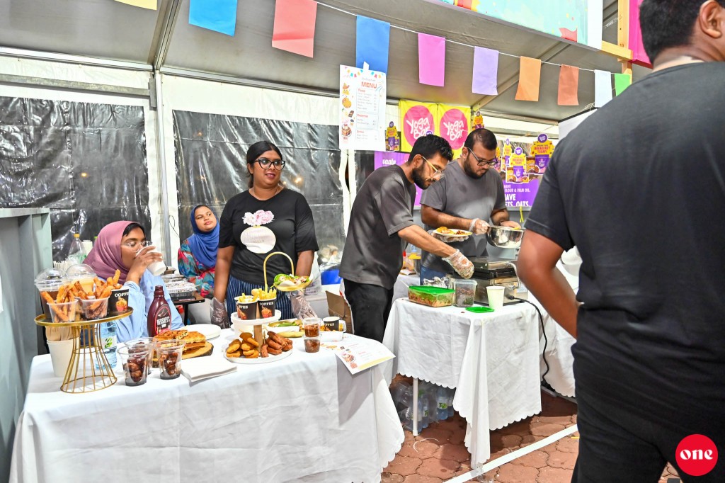 Minivan dhuvahaa gulhuvai Hulhumale gai 8 dhuvahuge bodu carnival eh