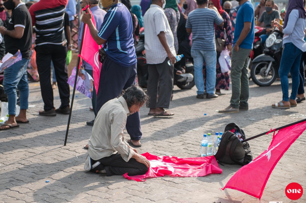 #OnePhoto: Raees yaamin minivan kurumah govaalaa supporters ge ihusaasthah court dhoshugai