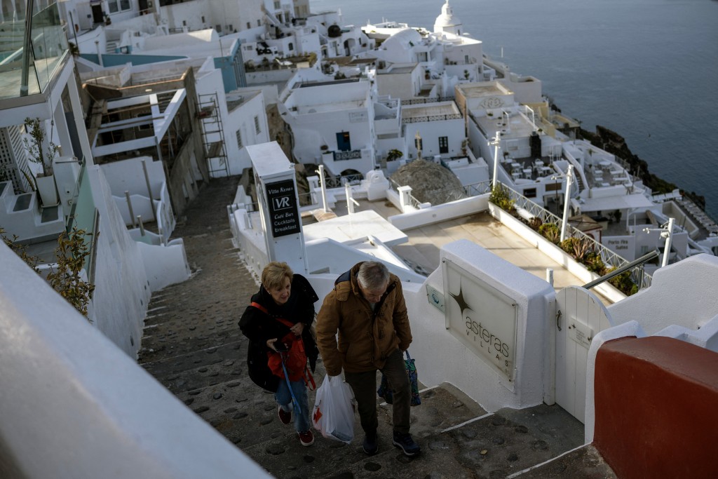 Greece ge Santorini ah dhe dhuvas therey 300 binhelun athuvehjje