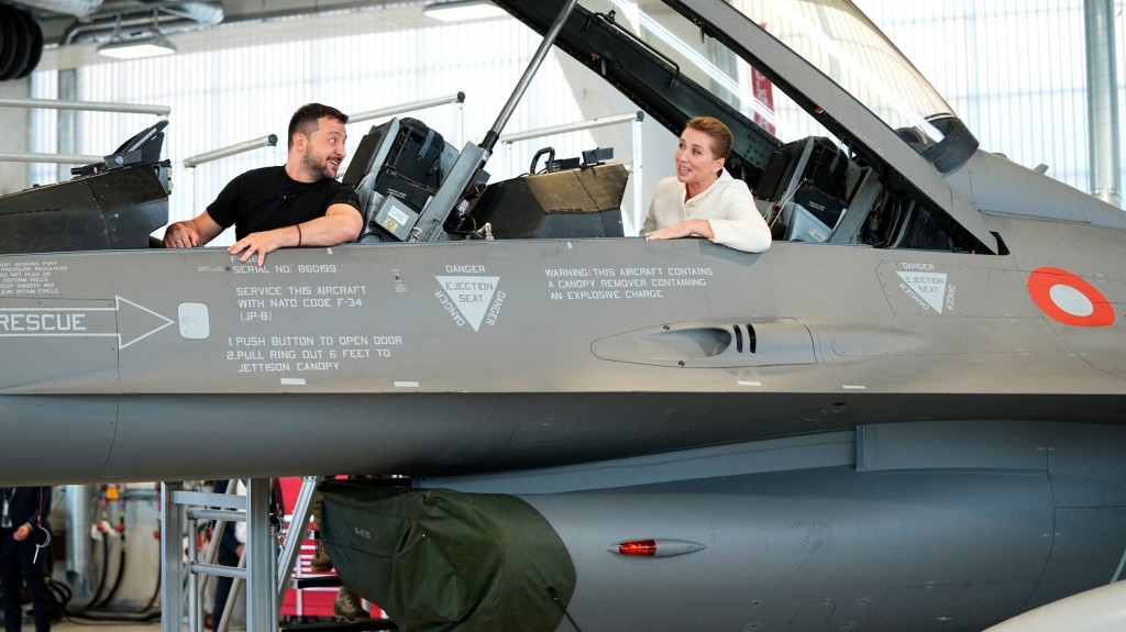America in ufadhdhaa F-16 marukaage hanguraamamathee jetu Ukraine ah fonuvaifi