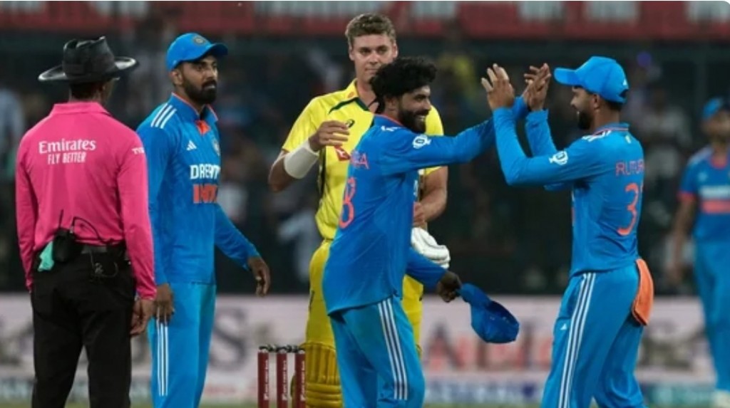 Australia aa dhekolhah kulhey 1 dhuvahuge silsilaa ge dhevana match inn ves India molhuvejje