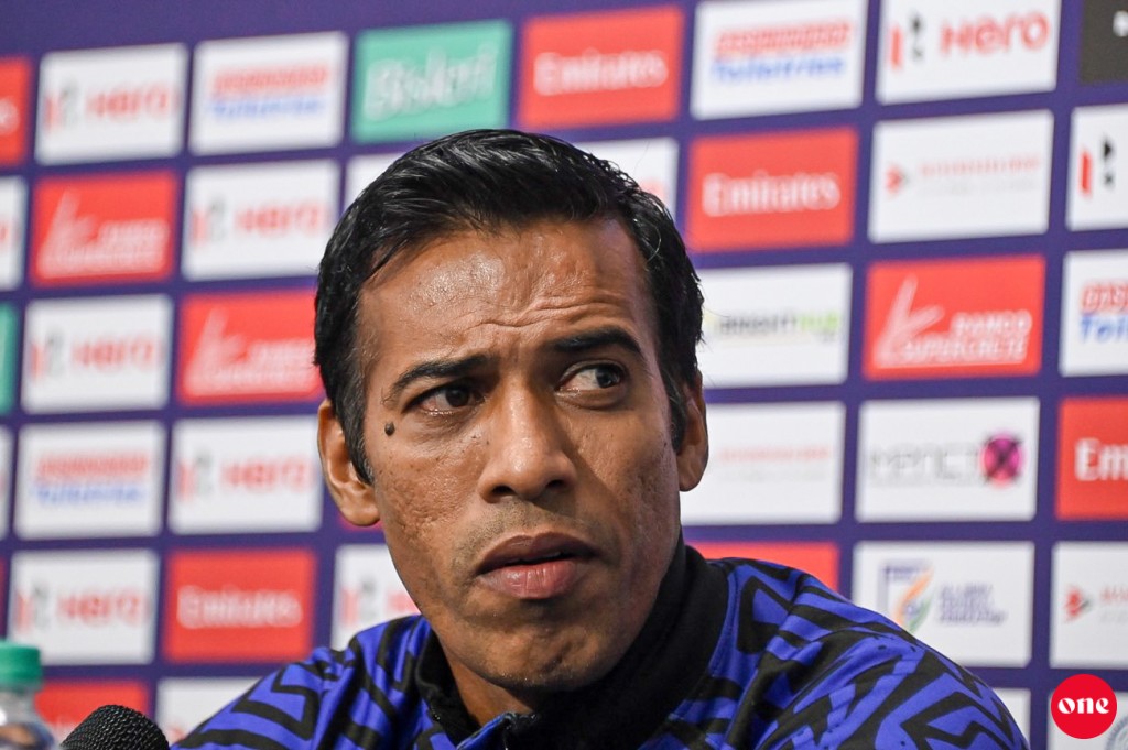 India ge coach ah 2 match gaives dhekkee nuhahgu card eh, referee inge fenvaru varah dhah!
