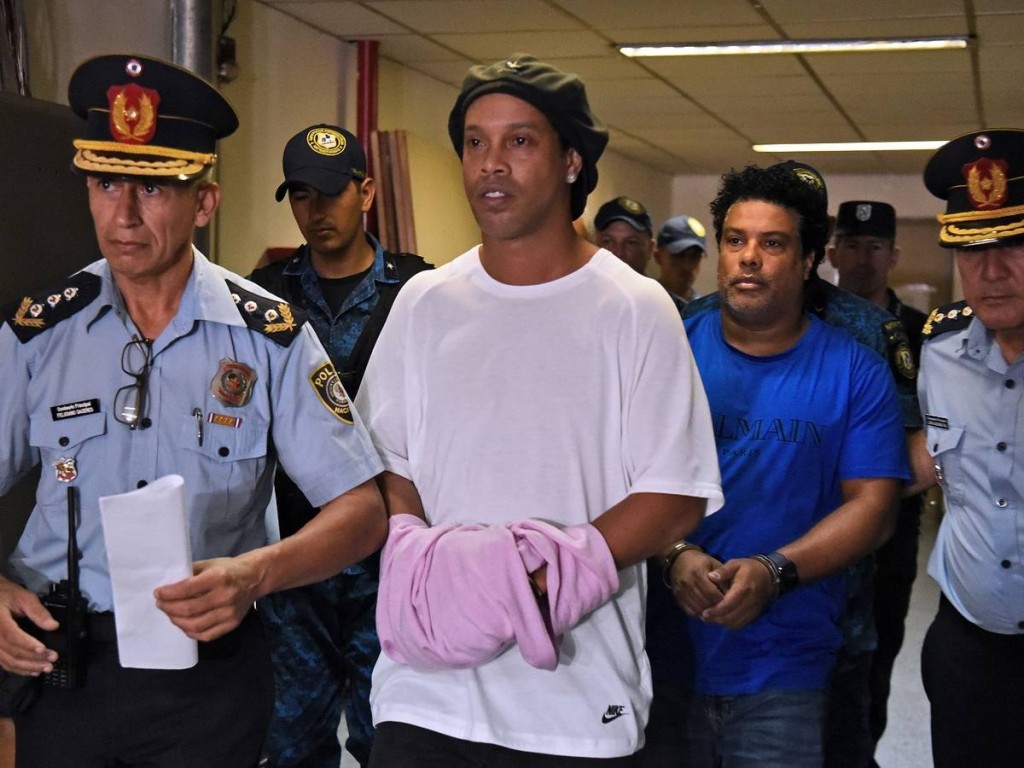 Vagu passport ge massala ah fahu Ronaldinho ah enburi Brazil ah dhiumah huhddha dheefi