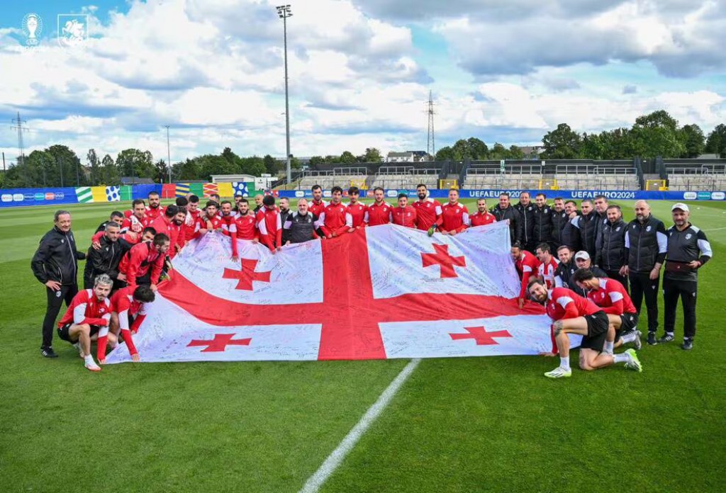 Georgia ge vindhakeeves football: Supporter inn message dhinee scooter ehgai 4000 km dhuvvafai!