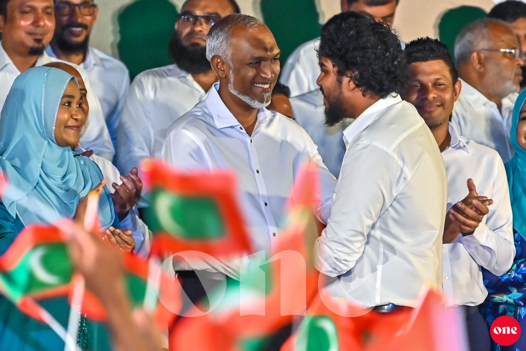 Raees govaalehvee minivan kan yageen kurumaai gaumu dheke fakhuruverivumuge azum aa kurumah