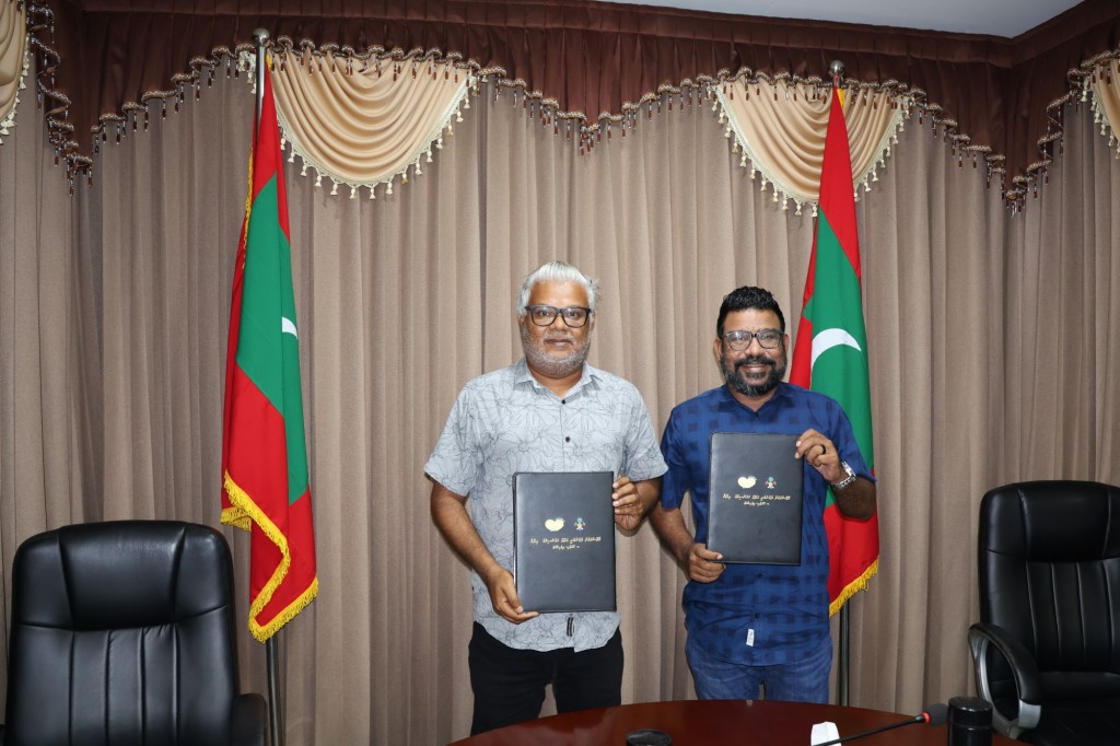 B. Atoll inn feenaigen dhuniyeyge record eh hadhan thayyaaruvanee