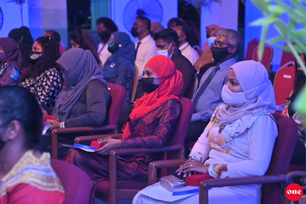Anhenunnakee mulhi insaaniyyathuge ves dhebaikulha ehbai: Raees