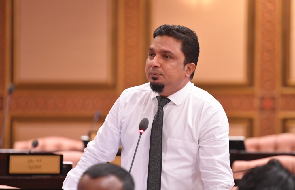 Member Zareerah kureege anbimeehaage serious thuhumathu thakeh, Zareer ekankan dhogu kurahvvaa!