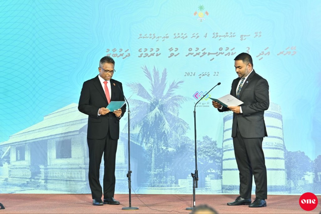 One Photo: Azim, Male' ge mayor kamuge huvaakurevvumuge rasmiyyathu