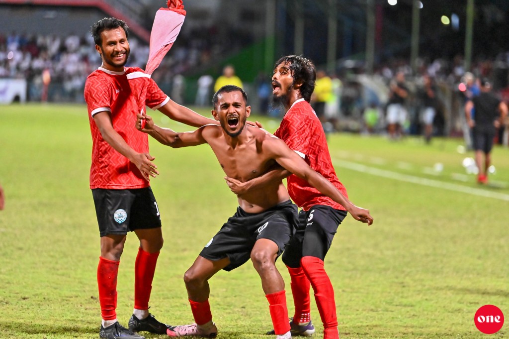 ވަން ފޮޓޯ: ގޯލްޑް ކަޕް ފައިނަލުގައި އައްޑޫ ބަލިކޮށް އޭދަފުށިން ތަށި އުފުލައިލުން
