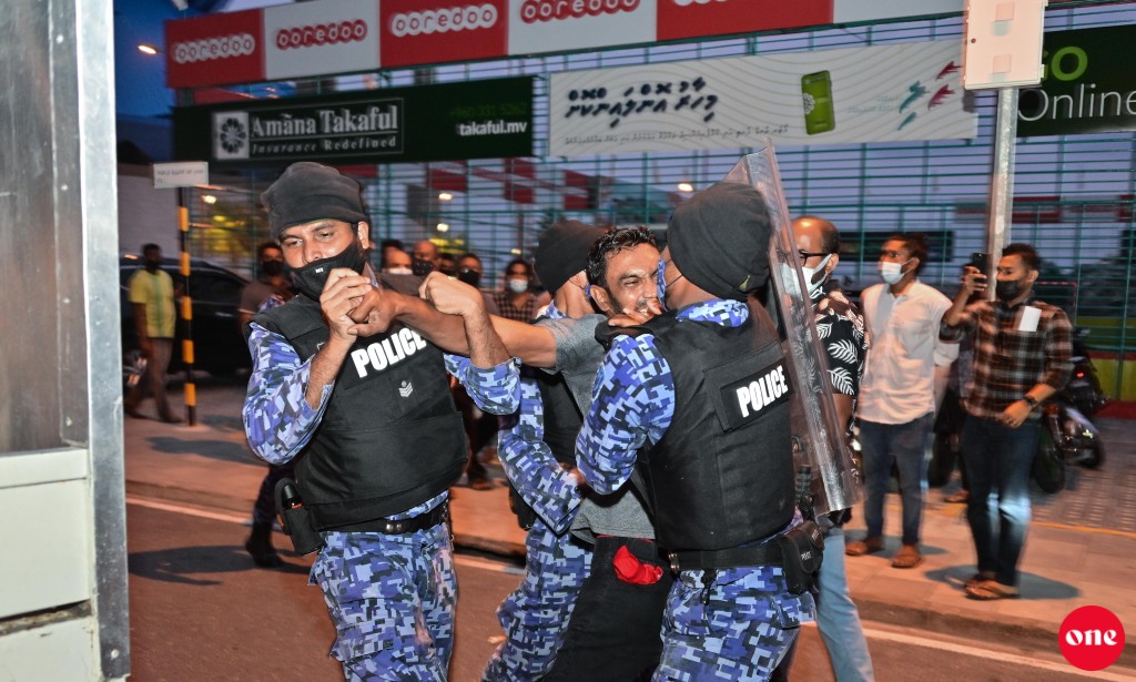 Muzaaharaa ge therein fulhunnah hamalaadhin kamuge thuhumathu kurevey dhe meehun fiyavai enmen dhookohlaifi