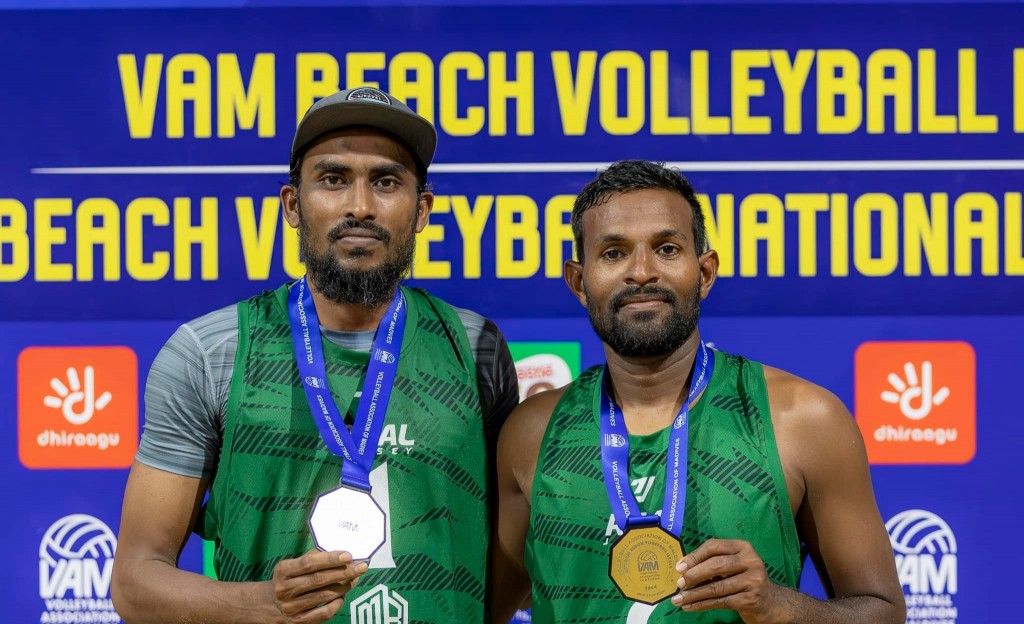 Gaumee firihen Beach Volley champion kan Kuda Kaatte aai Adam ge pair in hoadhaifi