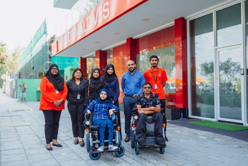Nukulhedhuntherikan hunna ithuru 33 meehakah BML in motorized wheel chair hadhiyaa kuranee