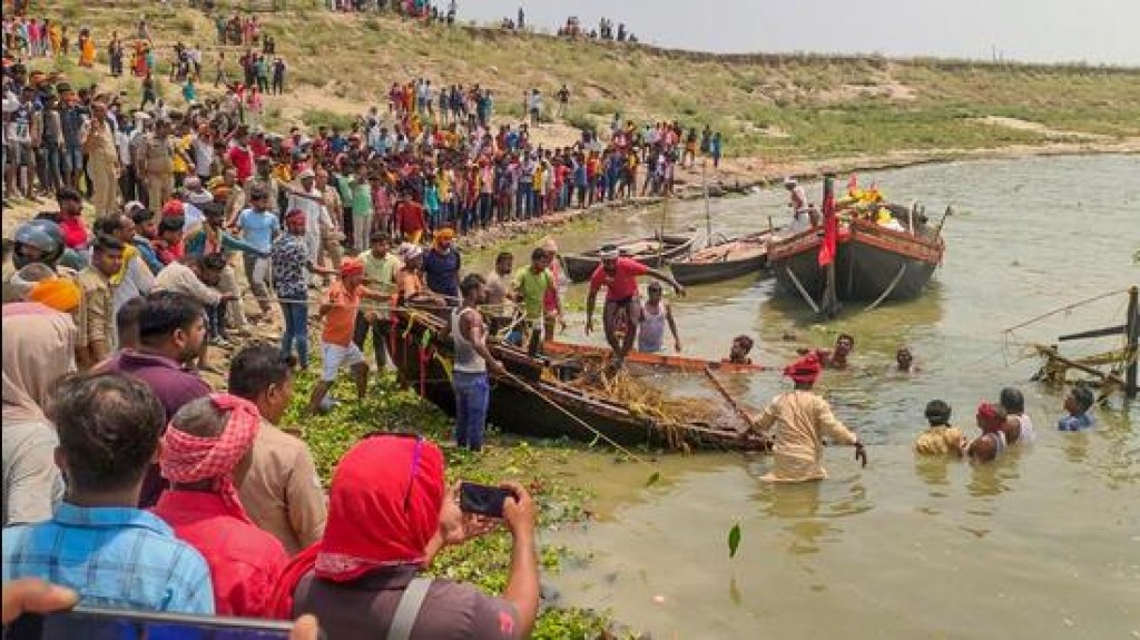 India ge UttarPradesh gai boat eh bandun jahaalai 3 meehun maruvejje