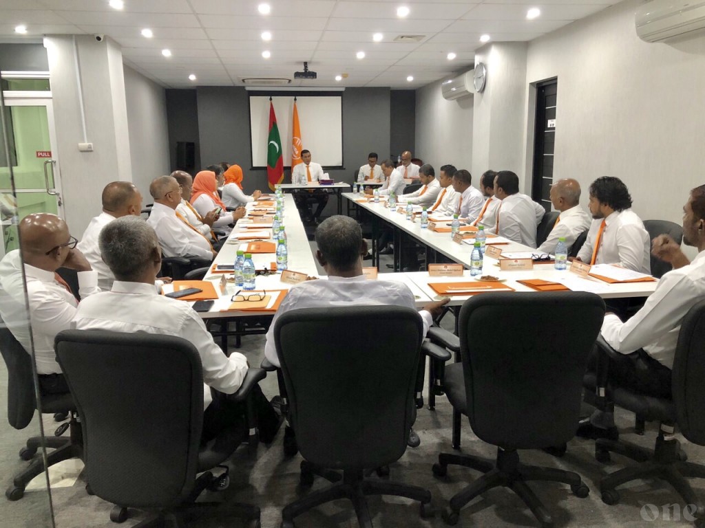 Coalition hedhumaa gulhey gothun avahah gotheh ninmumah Siyam adhi Raees ge team inn maadhamaa mashvaraathah fashanee