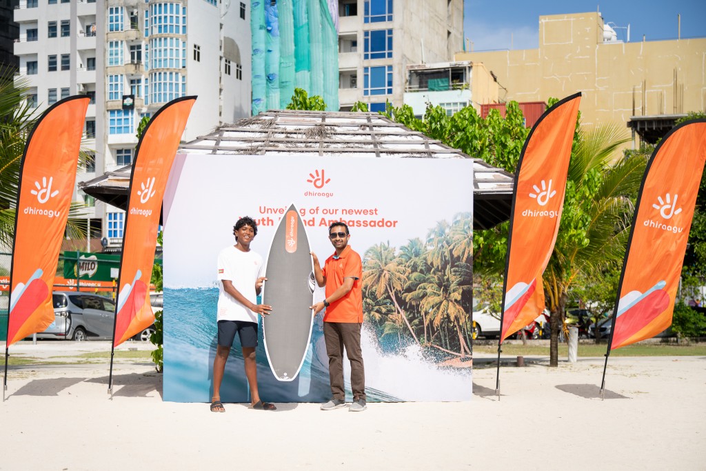Junior Surfing champion Kayaan, Dhiraagu ge Youth ambassador akah hamajassaifi