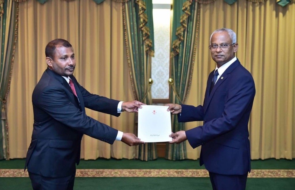 Jinsee furahsaaraige mahsala ehgai State Minister Riyaz suspendkoffi, vidhaalhuvee siyaasee kameh kamah