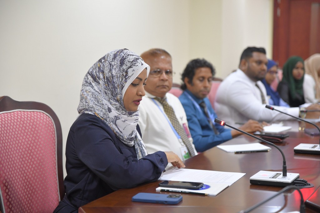 5 aharahvure gina dhuvasvee ulhandhu ethere nukureveygoiy hadhai, aharakah ethere kureveyne adhadheh kan'da alhanee