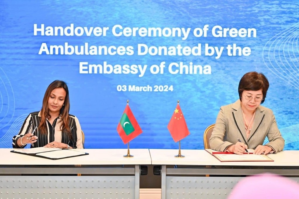 China in Raajje ah 12 green ambulance hadhiyaa kohfi