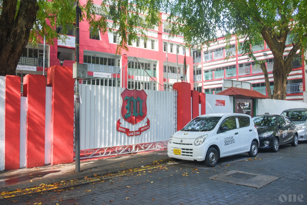Majeedhiyya ge 100 vana aharee dhuvahuge logo design kurumah hulhuvaalaifi 
