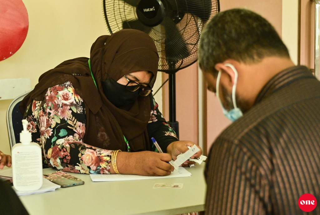 Covishield vaccine ge badhalugai AstraZeneca vaccine ves jeheyne: Dr. Mohamed Ali