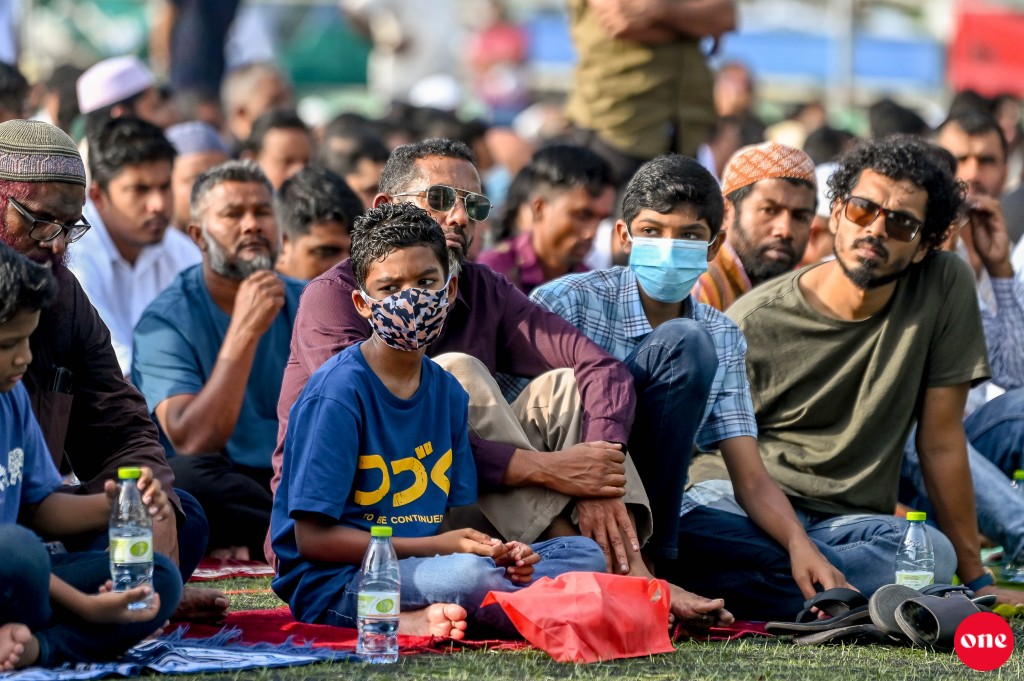 Raajjeyge hurihaa rashehgai Eid namaadhu kohffi