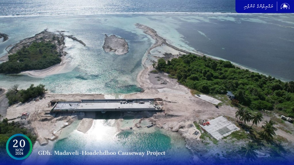 Madaveli-hoadehdhoo causeway ge furathama bridge ge 80 percent masakkaiy nimijje