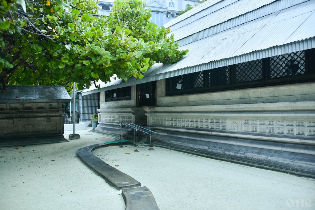 Maadhamaa hukuru miskithugai namaadhu kuran fashanee