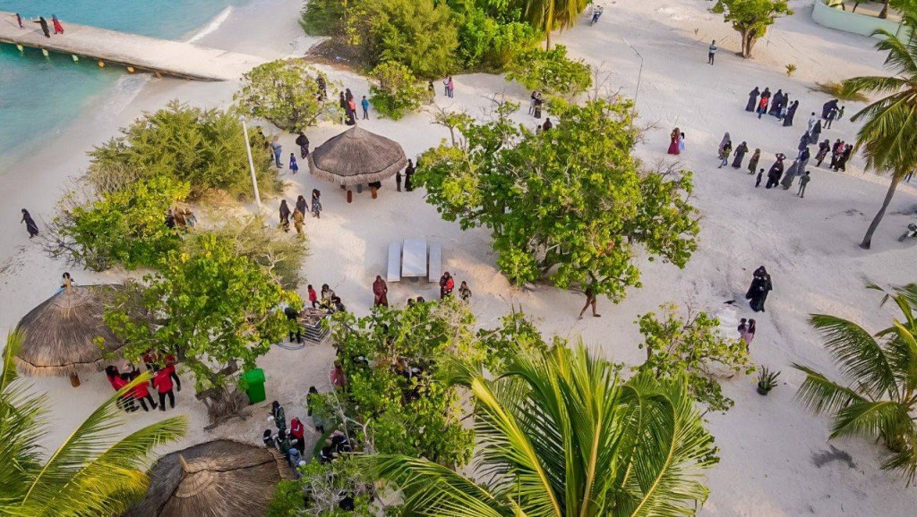 BML ge eheegai Lhaimagu gai community beach eh
