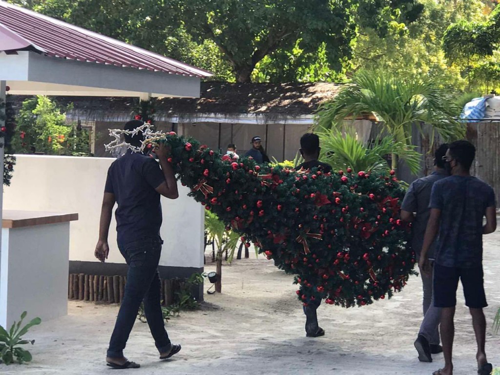 Meehun dhiriulhey ehves rashehgai Christmas faahaga kuraa nama fiyavalhu alhaanan: Fuluhun