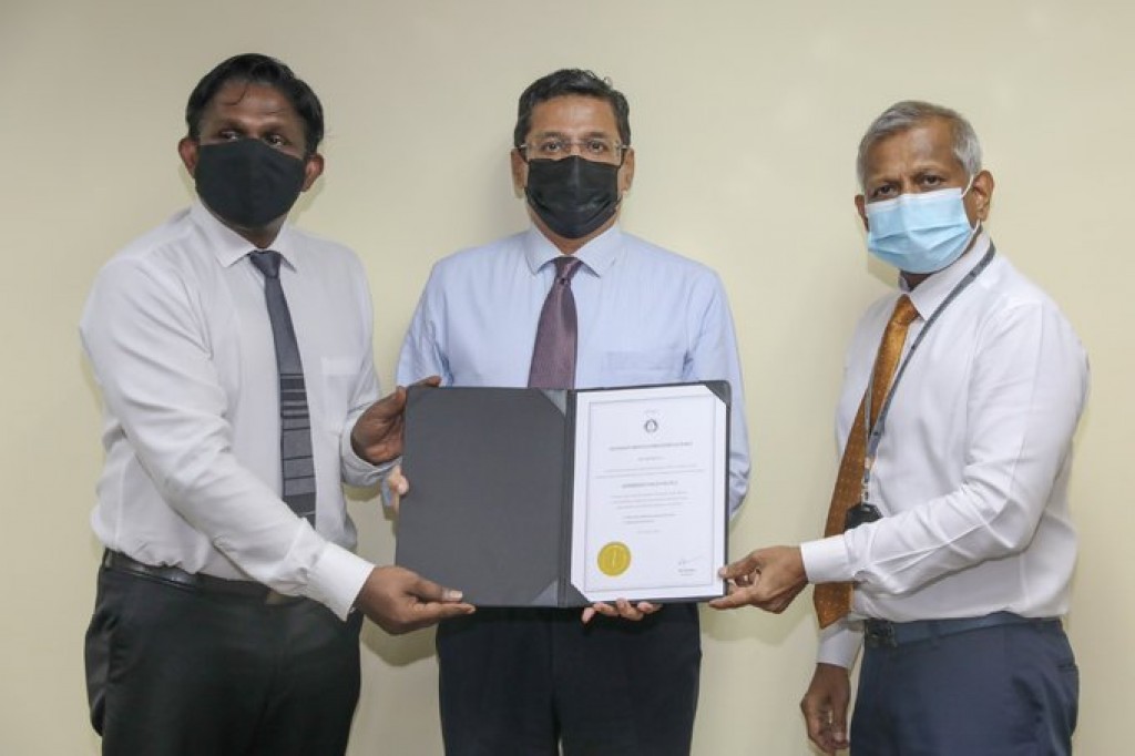 Payment hidhumaiy dhinumuge license Ooredoo aai Dhiraagu ah