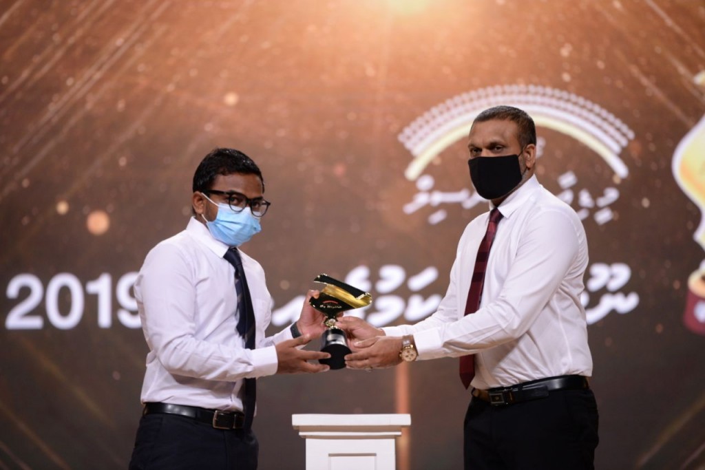 Enme unmeedhee noosveriyaa ge award Muzayyin Nazim ah