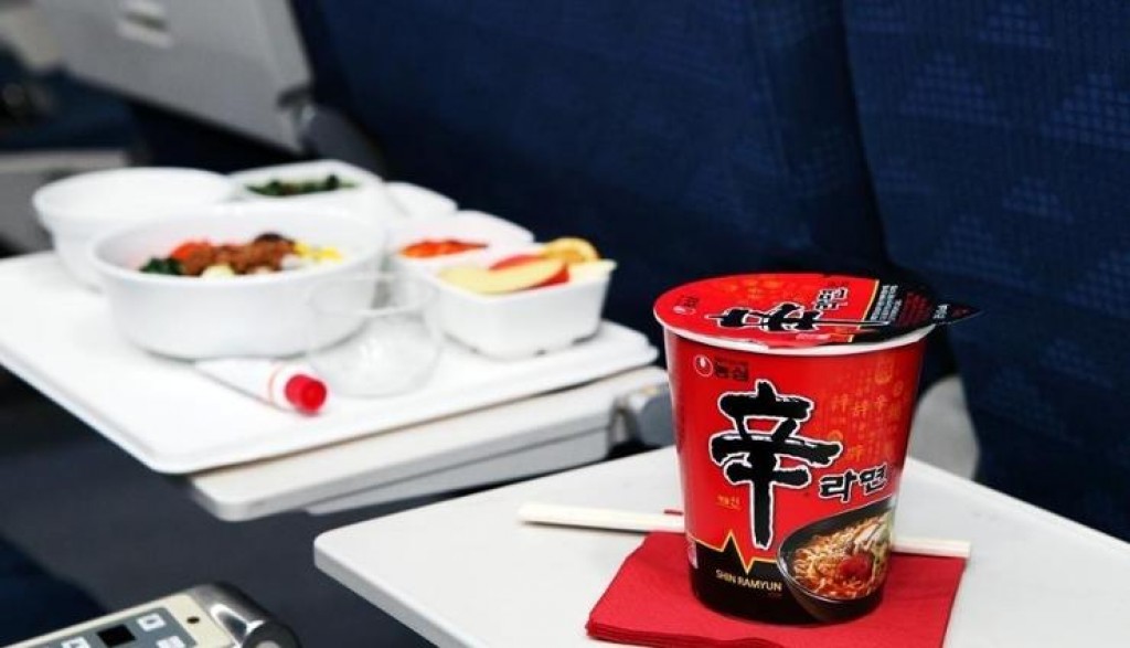 Korean Air ge economy class ge passengers ah cup noodles nudheyn ninmaifi