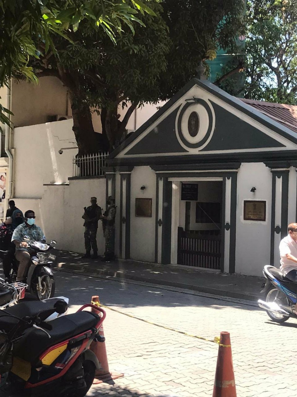 India high commission ge beyrugai sifain hathiyaaraa eku security balahatanee
