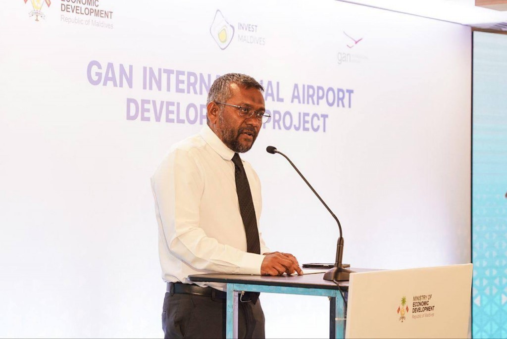 Visnumakee Addu airport thalhaalumah fahu, fahun zamaanee fenvarah tharaggee kurun: Fayyaz