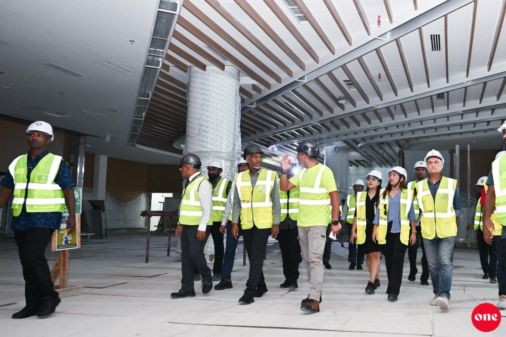 Aa terminal ah furathama badhalukuraanee Maldivian ge flight thah, season ah hurihaa flight thakeh badhalu kureveyne 