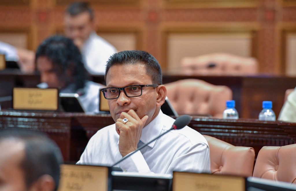 Fuluhunge iss officerun thakeh vaki kuran ninmee rangalhahtho belumah Majlis ah husha'halhaifi