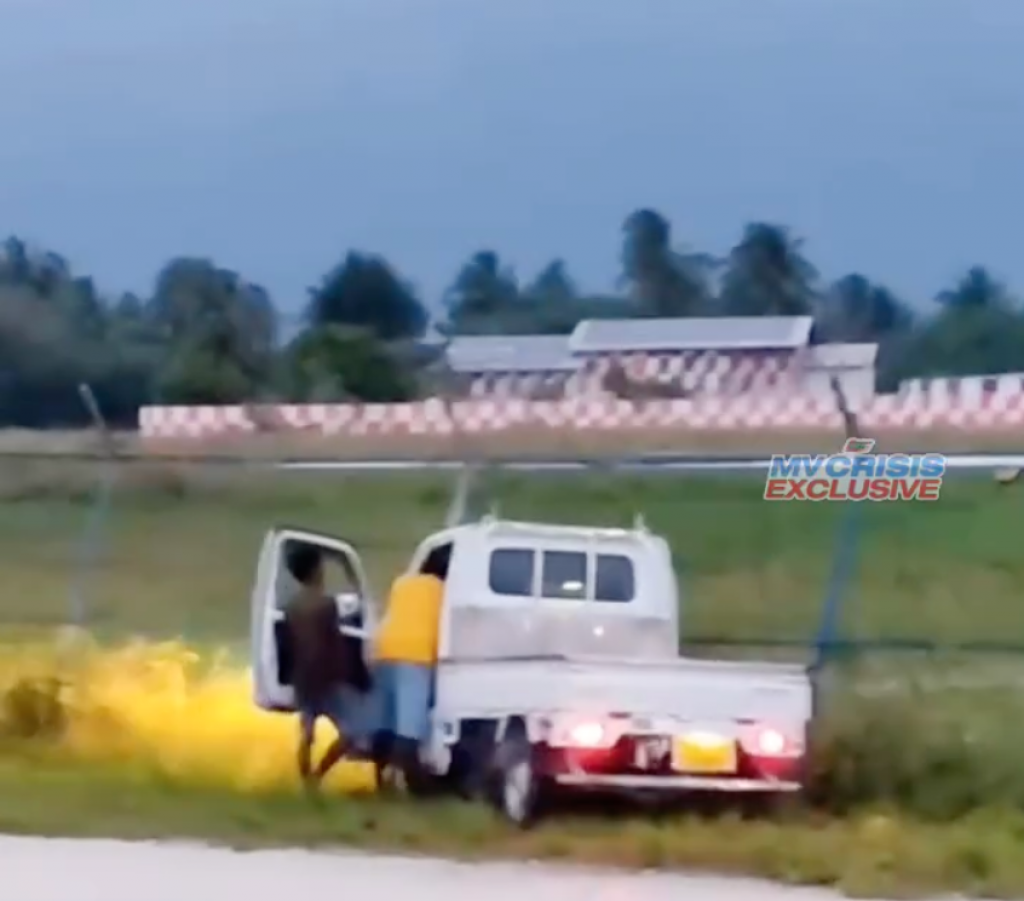 Kudakujjaku dhuvvi pickup eh Kulhudhuffushi airport fence gai jehi accident eh