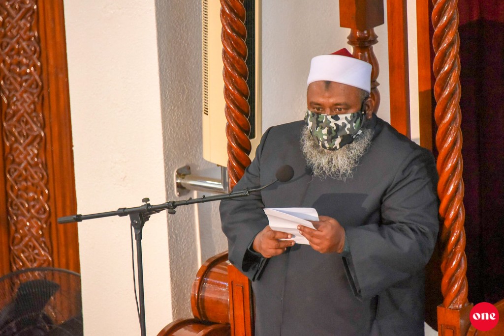 Dr. Iyaz ves vidhaalhuvanee hakuraa geygai eluvi namaves haggu bass bunaane kamah